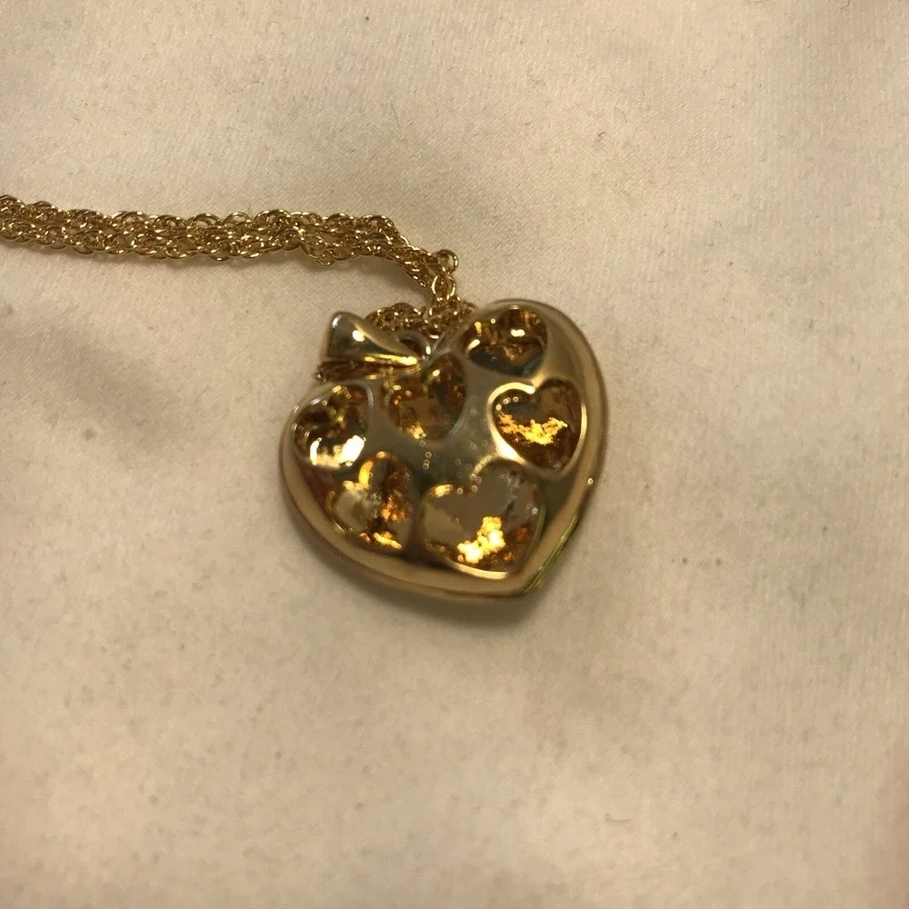 Vintage 2005 Pave‎ Ombre Rhinestone Heart Hold Tone Necklace Avon Cut-out 18